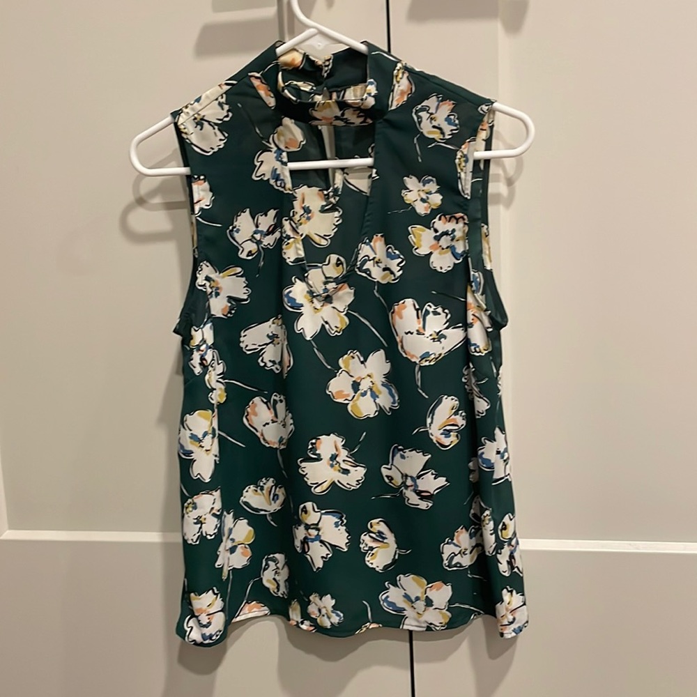 Finn & Grace green floral sleeveless shirt with keyhole front size small